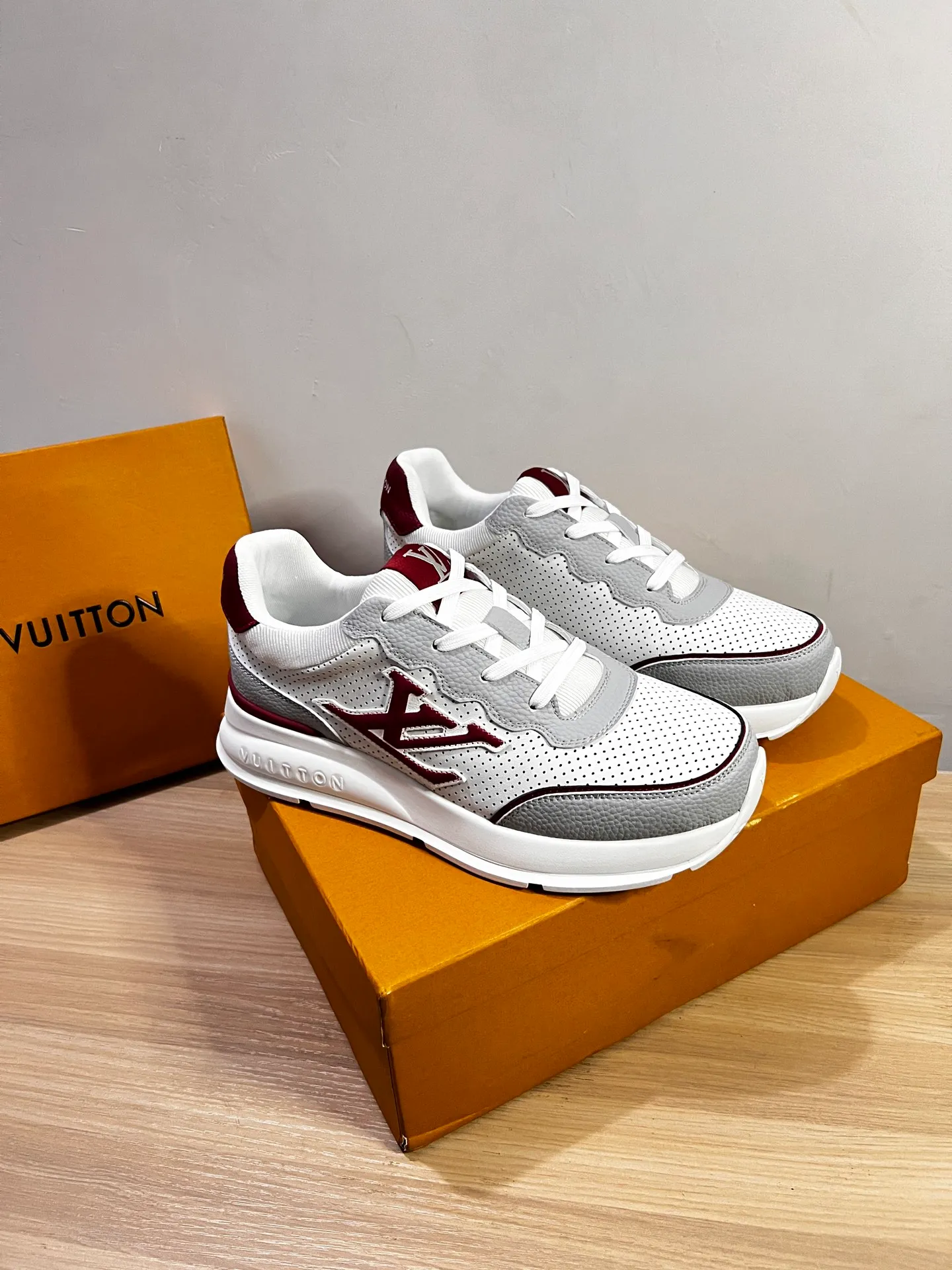 Factory price: 438💰LV men's classic casual sneakers. This sneaker is made of soft cow leather and has a classic logo. The classic logo shapes the elegant upper. The thick yet lightweight rubber outsole is embossed with the Louis Vuitton logo. The padded insole and technical lining once again upgrade the comfort experience. The calfskin lining imported from Italy is high-end and comfortable, and the original outsole is light and wear-resistant! Purely handmade, details determine quality! Size: 38-45, customized 45